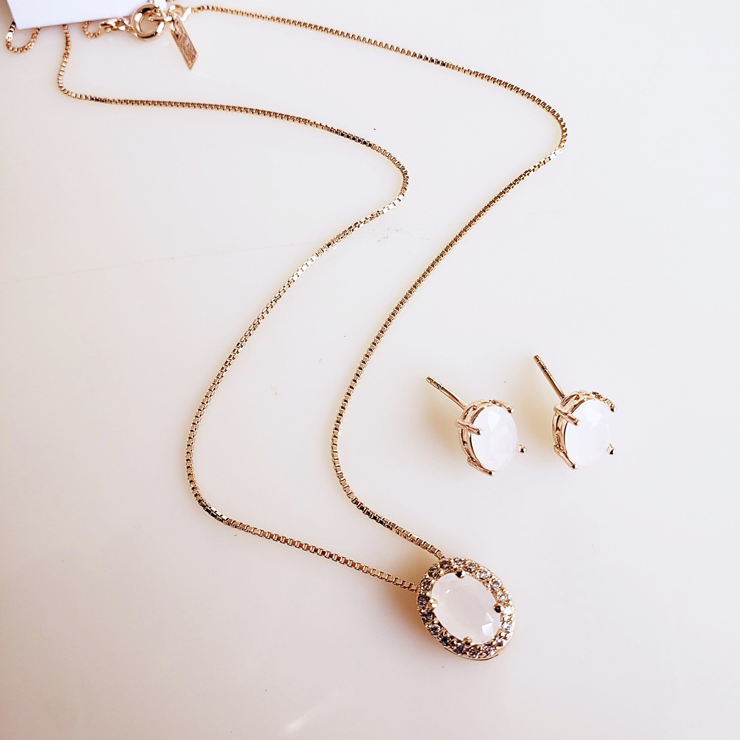 #Conjunto colar + brinco com cristais branco leitoso e zircônias- banhado  ouro   