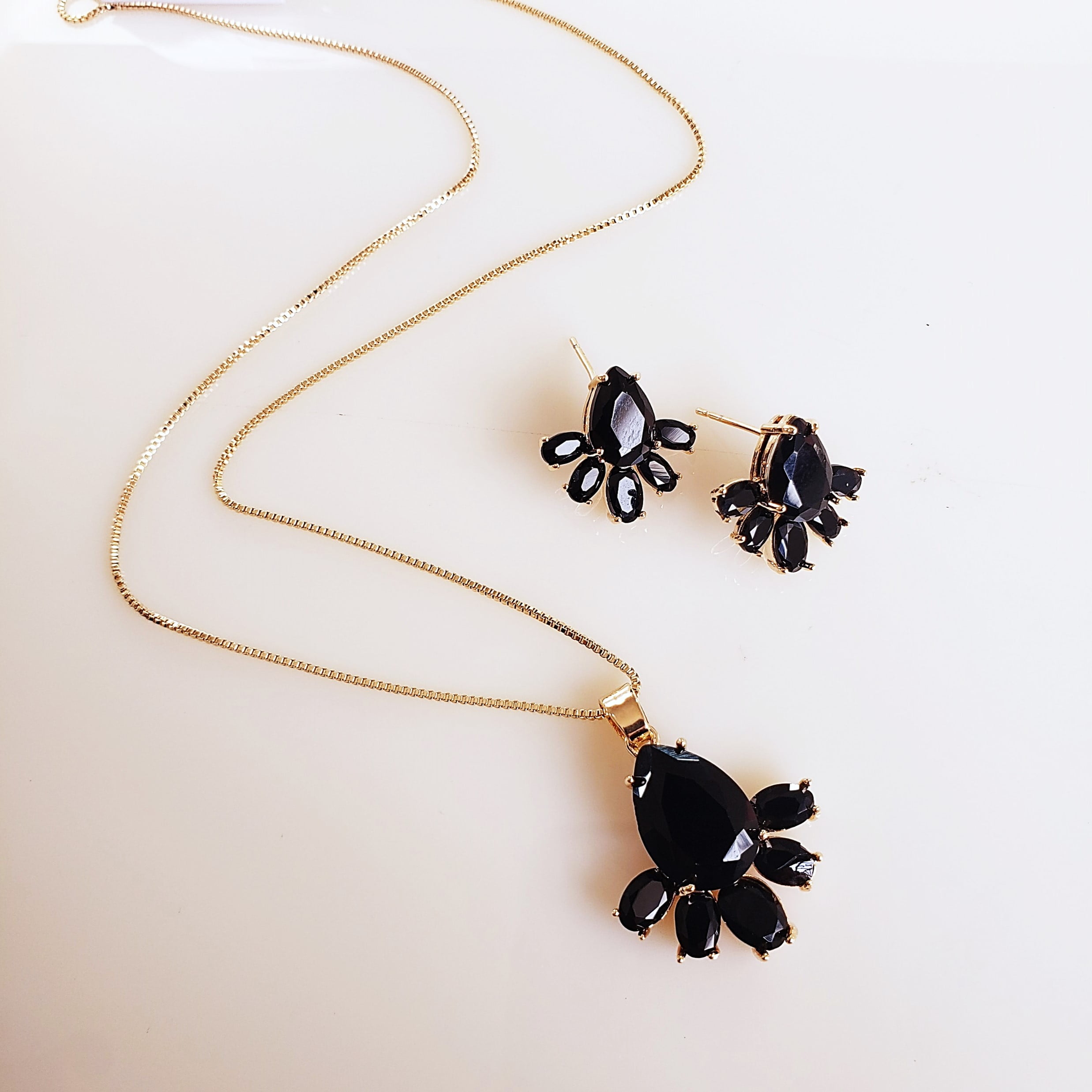 #Conjunto colar + brinco com cristais preto ônix - banhado a ouro   