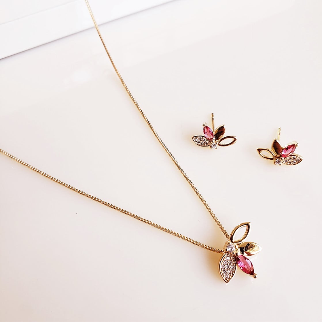 *Conjunto colar + brinco com cristais rosa turmalina e zircônias (flor)- banhado a ouro 