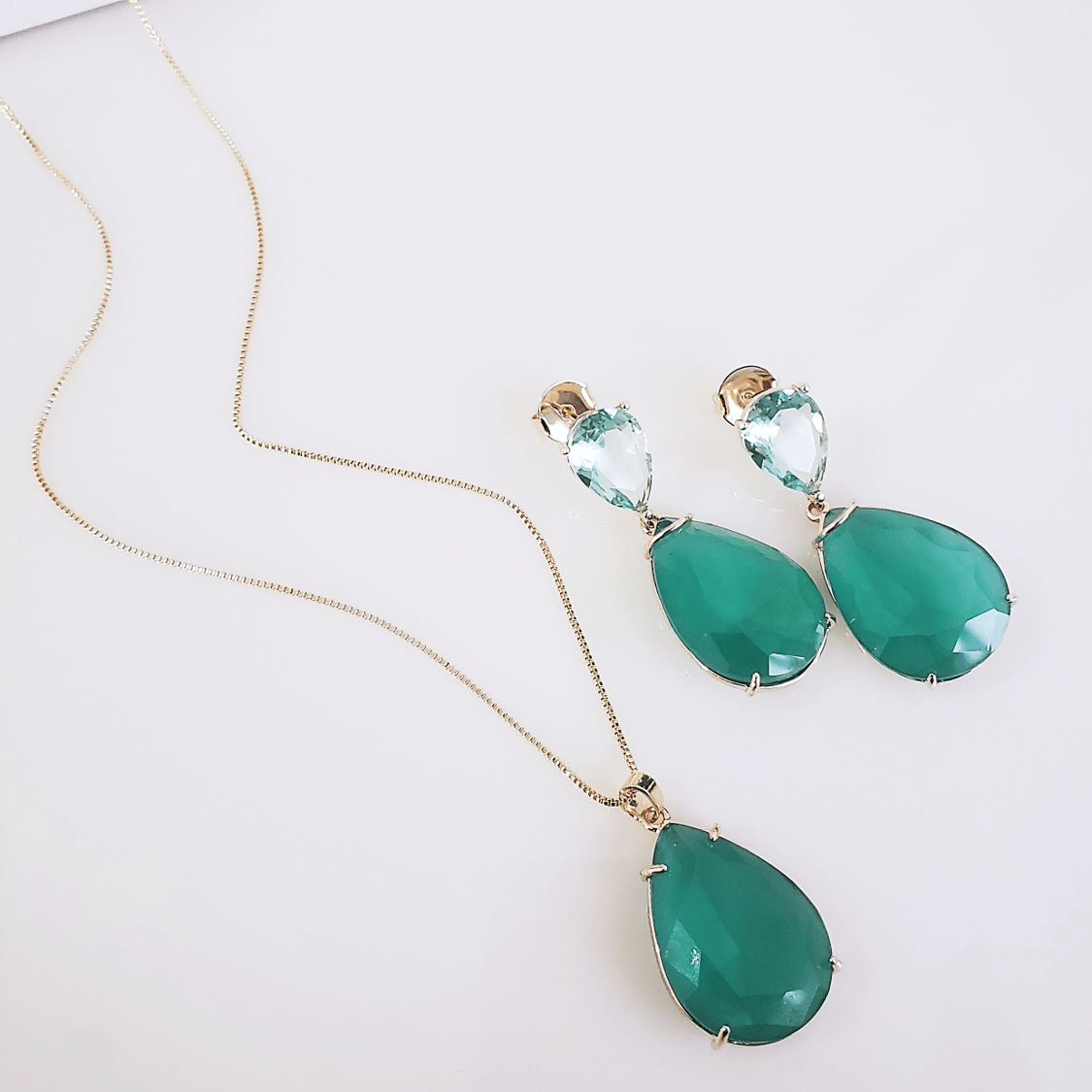 Conjunto colar + brinco com cristais verde menta e fusion - banhado a ouro 
