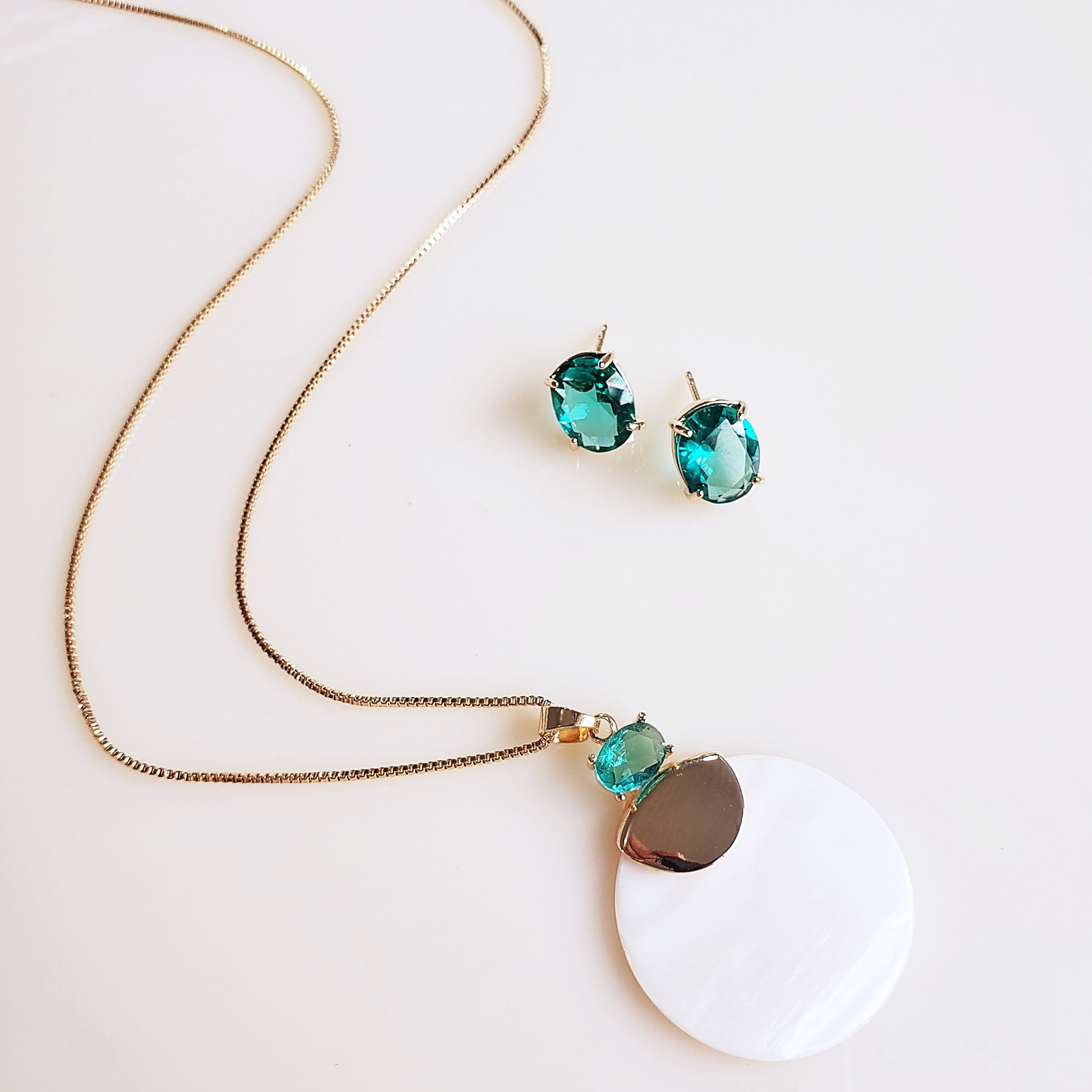 #Conjunto colar + brinco com cristais verde turmalina e madre pérola - banhado a ouro 