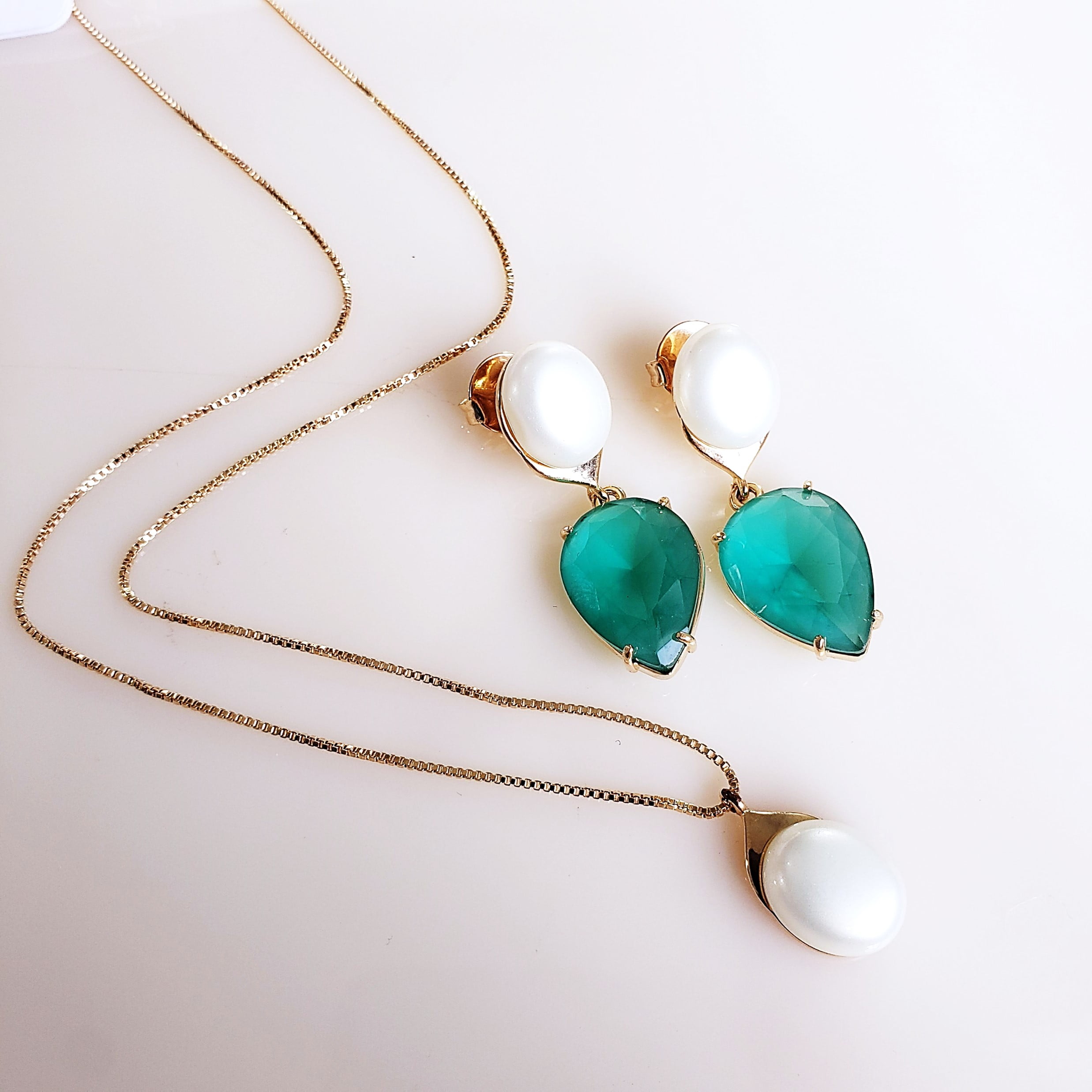 #Conjunto colar + brinco com cristal verde fusion e pérola shell - banhado  ouro   