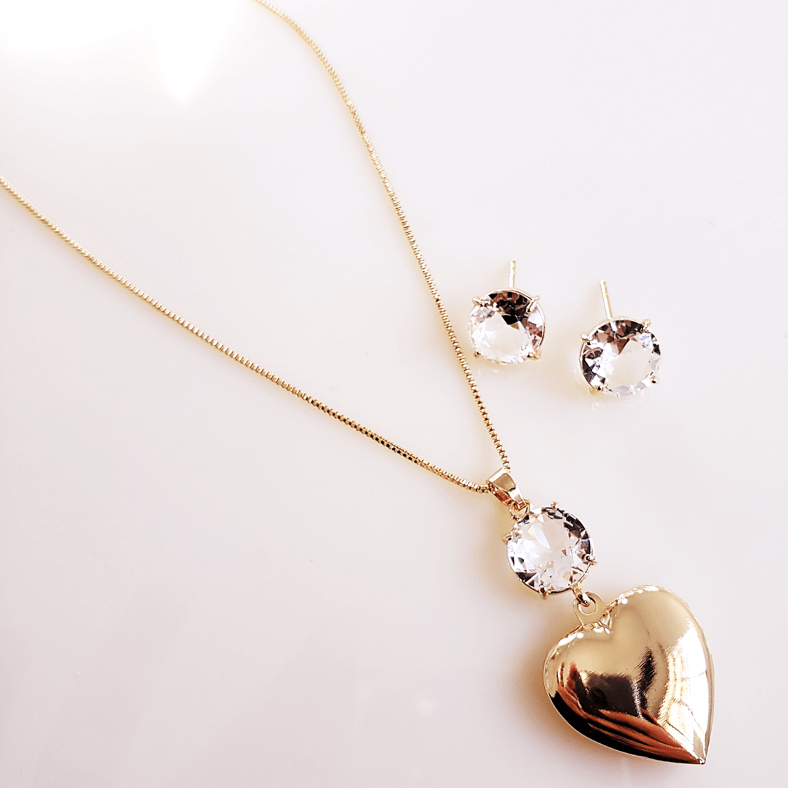 #Conjunto colar + brinco com cristal white e relicário - banhado a ouro    