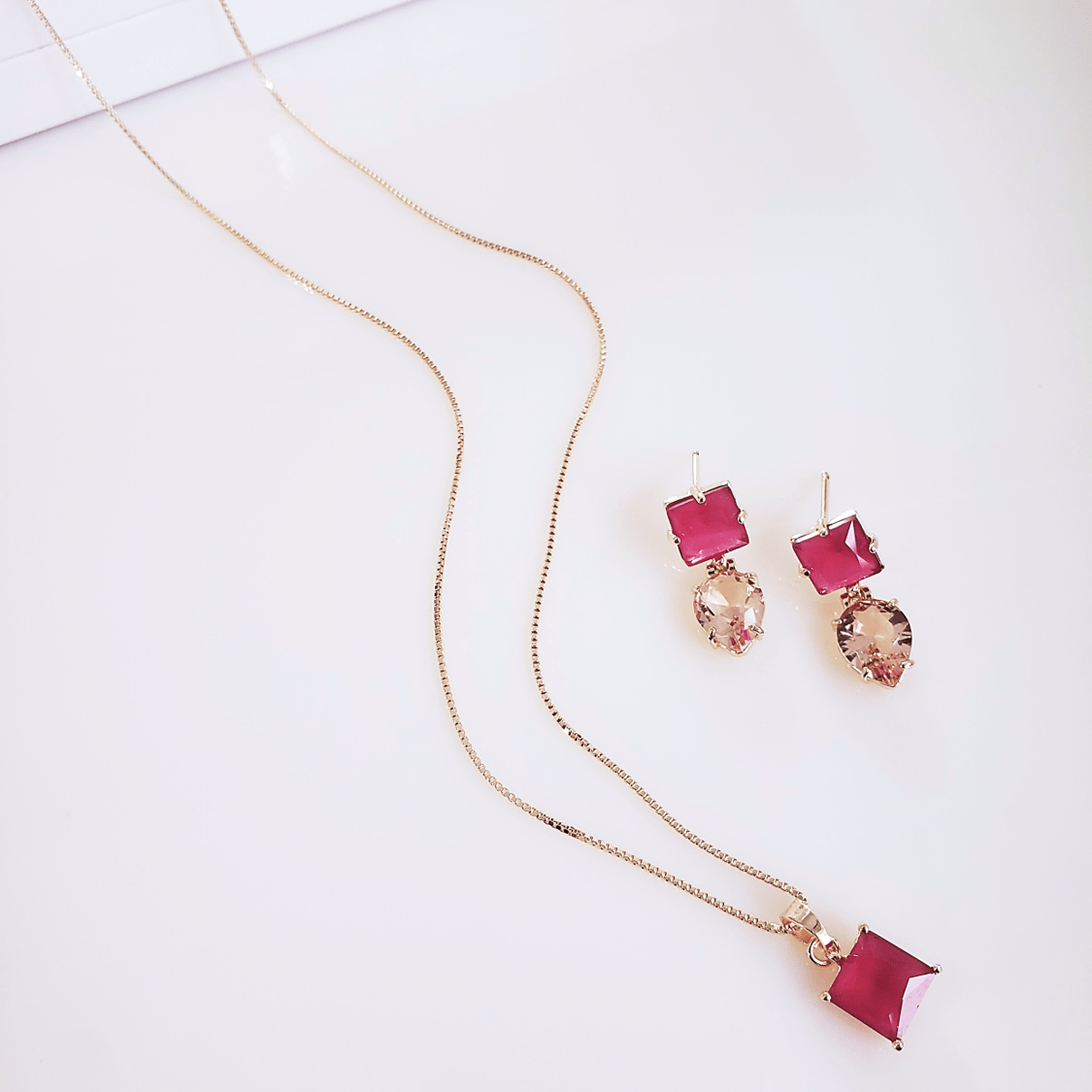 Conjunto colar + brinco com vermelho e rosa morganita - banhado a ouro   