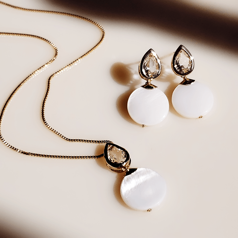 #Conjunto colar + brinco - de madrepérola e cristal white - banhado a ouro    