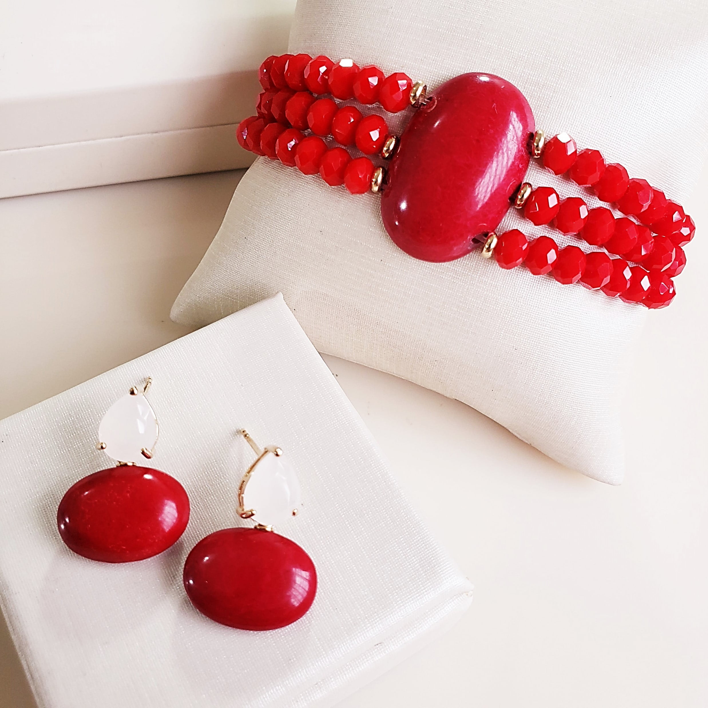 Conjunto pulseira + brinco com cristais vermelho rubi- banhado a ouro   