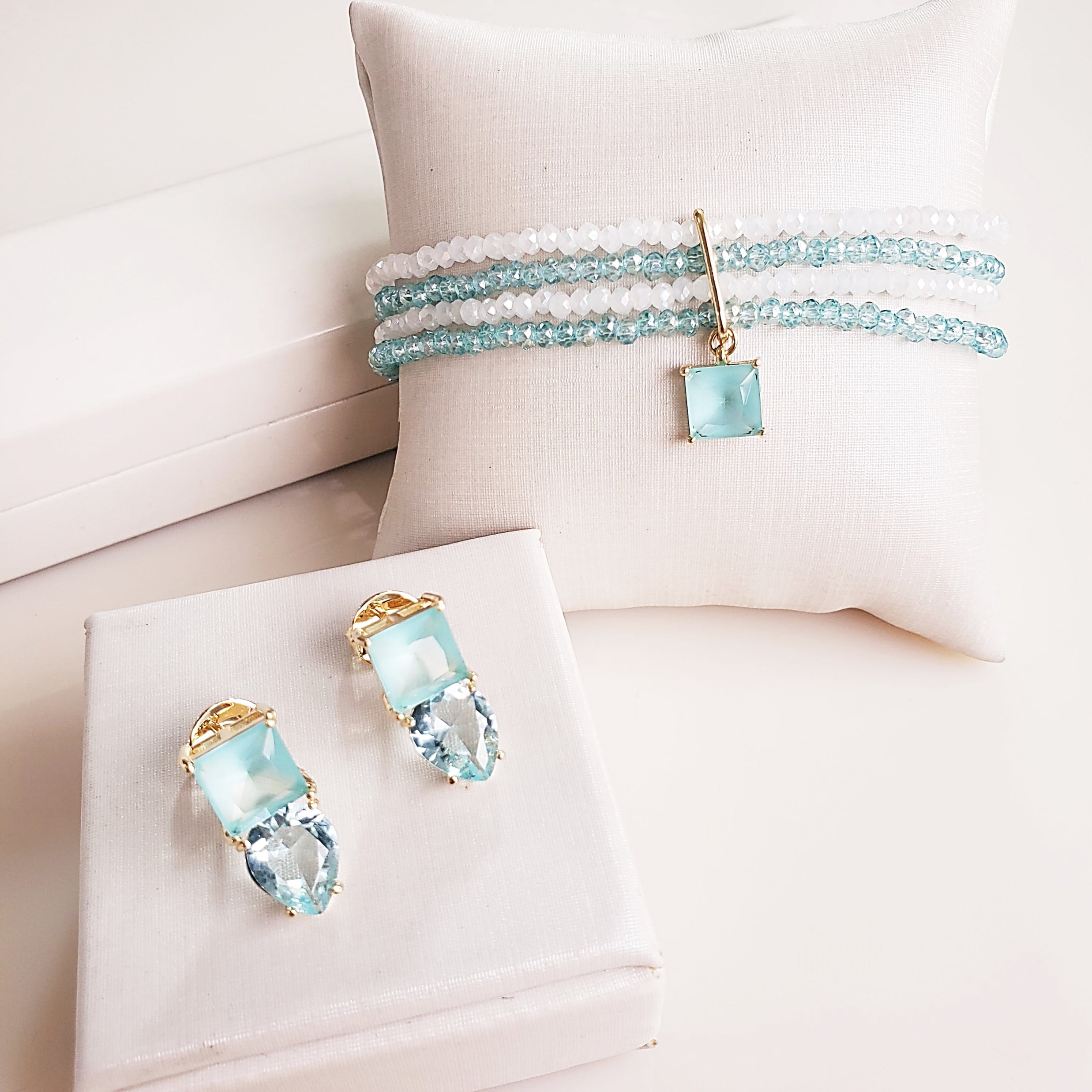 #Conjunto pulseira + brinco com critais azul e branco irisado - banhado a ouro    