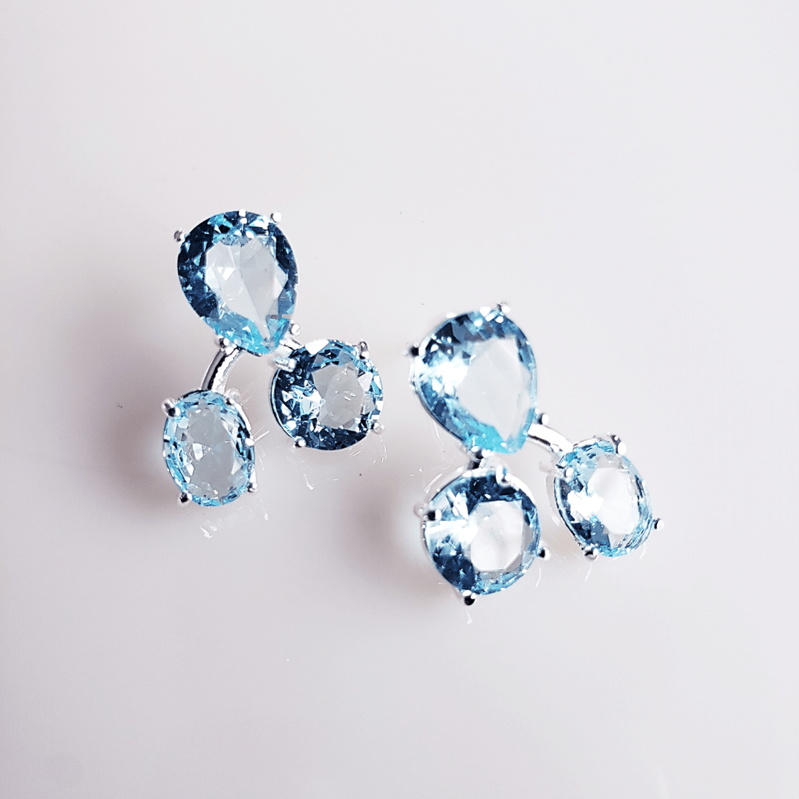 *Brinco de cristais azul aquamarine- banhado a prata