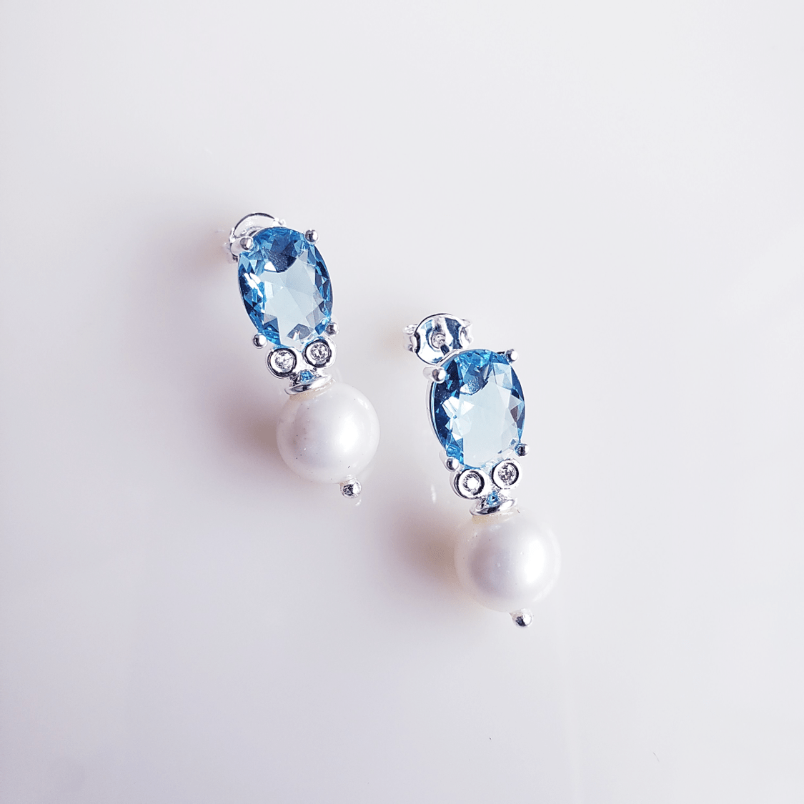 *Brinco de cristal azul aquamarine com zircônias e pérola shell 1- banhado a prata   
