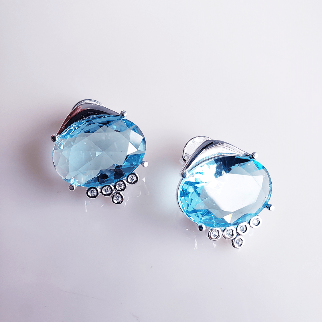 *Brinco oval de cristal azul aquamarine  e zircônias - banhado a prata   