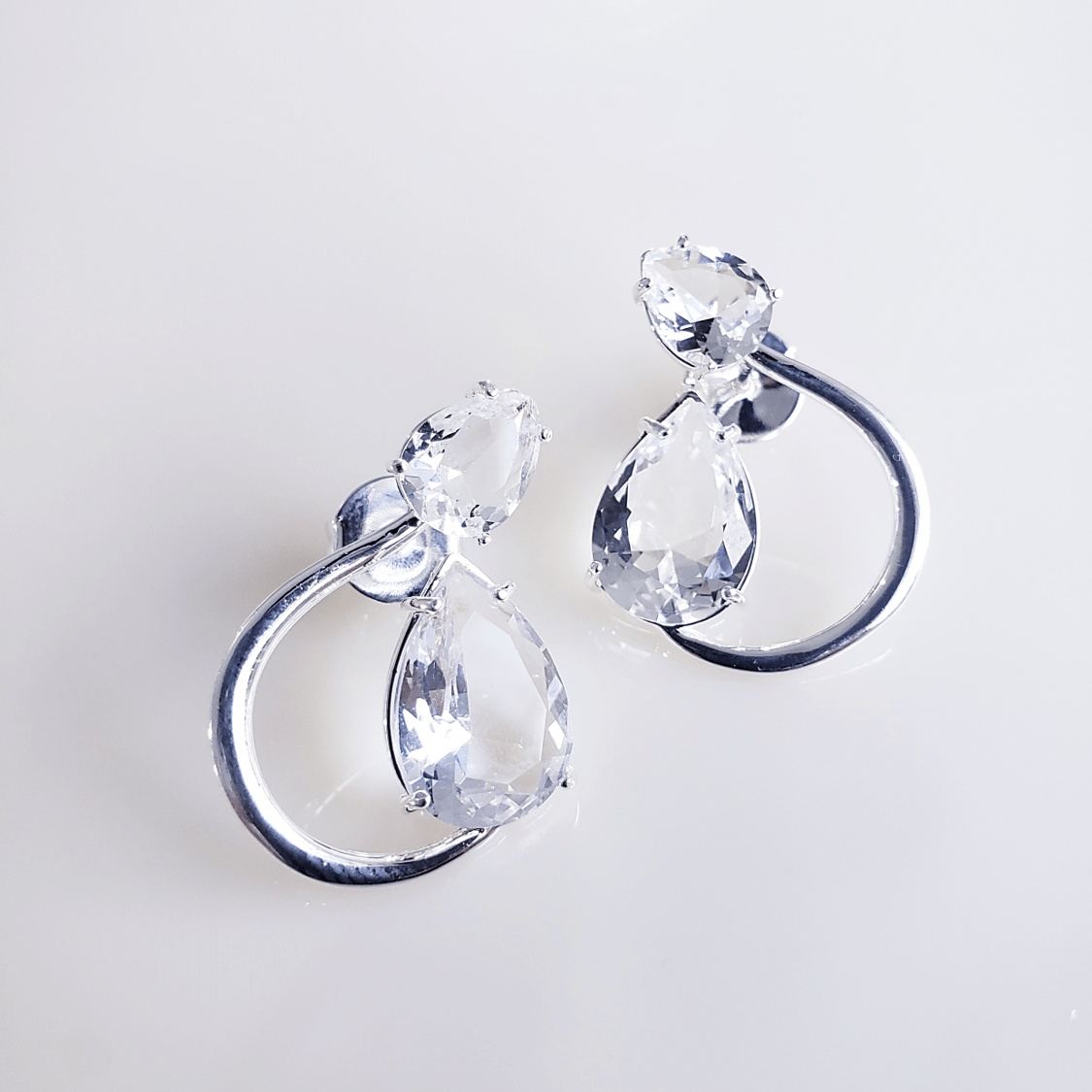 Brinco estilizado de cristais gotas white - banhado a prata