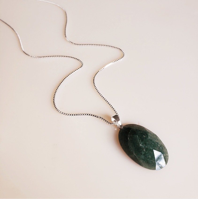 Colar corrente veneziana e pedra natural quartzo verde - banhado a prata  