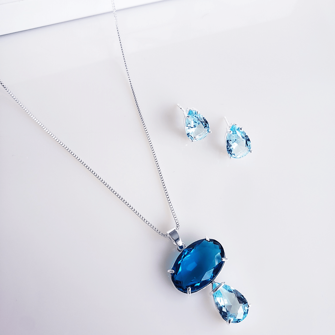 *Conjunto colar + brinco - com cristais azul aqua e azul safira - banhado a prata