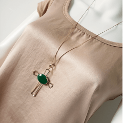 Pingente de cruz com cristal verde esmeralda - banhado a ouro 