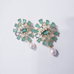*Brinco de cristais verde e leitosos - banhado a ouro 