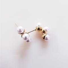 1-Brinco formato meia argola com pérolas shell 1- banhado a ouro      