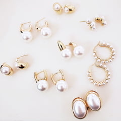 1-Brinco formato meia argola com pérolas shell 1- banhado a ouro      