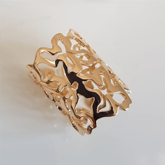 Anel dourado com design floral