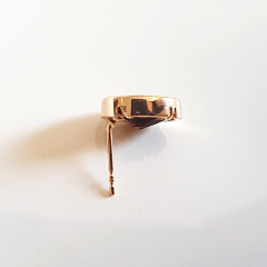 Brinco botão cristal fumê com bordas dourada-13x11mm