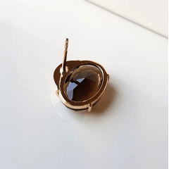 Brinco botão oval de cristal marrom fumê 10x14mm   