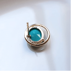 Brinco botão oval de cristal cor turquesa 