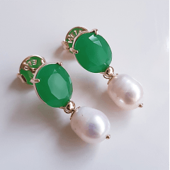Brinco Perla - pérola de água doce com cristal verde esmeralda
