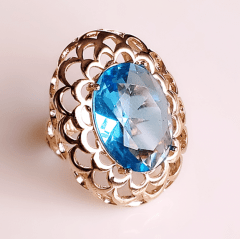 Anel Unique com cristal azul aquamarine - banhado a ouro 