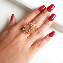 anel formato flor de cristais e zircônias