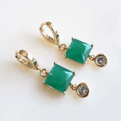 1-Brinco Vicky - argola pequena com cristal verde esmeralda e zircônias - banhado a ouro
