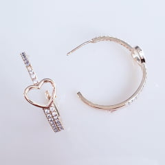 #Argola com coração vazado e zircônias - banhado a ouro     