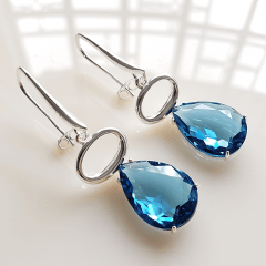 1-Brinco de cristal azul indicolita - modelo Dayana - banhado a prata