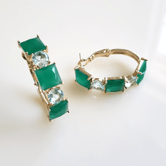 Brinco argola com cristais verde esmeralda e azul aqua - banhado a ouro
