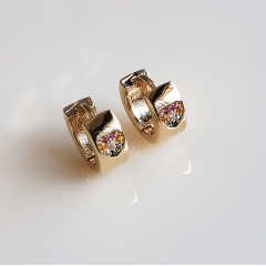 Brinco argola dourada com coração de zircônias coloridas- banhado a ouro