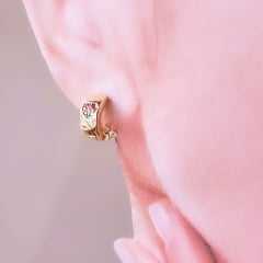 Brinco argola dourada com coração de zircônias coloridas- banhado a ouro