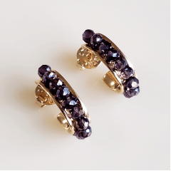 Brinco argola média com bordado de cristais violeta irizada- banhado a ouro 