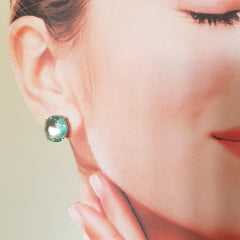 Brinco botão de cristal verde leitoso 12x10mm