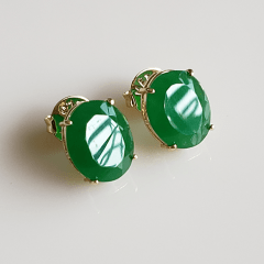Brinco botão oval de cristal verde esmeralda- banhado a ouro