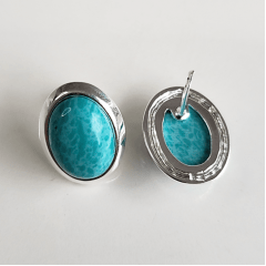 Brinco botão oval de pedra resina turquesa- banhado a prata