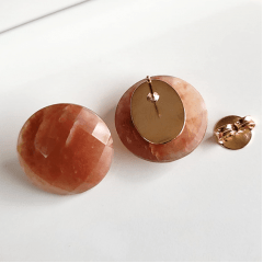 Brinco botão redondo de pedra natural aragonita facetada 20 mm