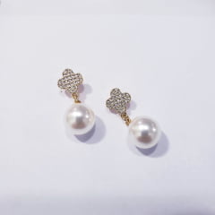 Brinco com pérolas shell e zircônias - banhado a ouro  