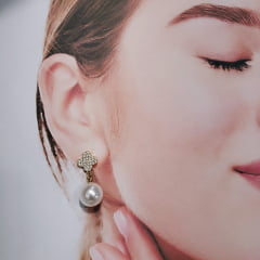 Brinco com pérolas shell e zircônias - banhado a ouro  