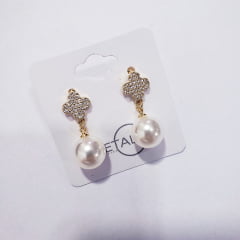 Brinco com pérolas shell e zircônias - banhado a ouro  