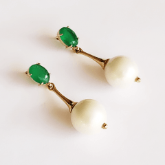 Brinco de cristal verde esmeralda e pérola shell - banhado a ouro