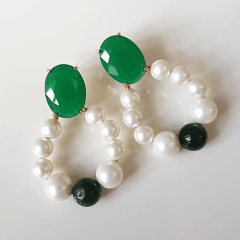 1-Brinco de cristal verde esmeralda , pérolas e jaspe verde