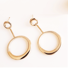 #Brinco com pendente e elo redondo - banhado a ouro       