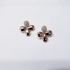   1-Brinco flor com zircônias - banhado a ouro   