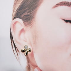   1-Brinco flor com zircônias - banhado a ouro   