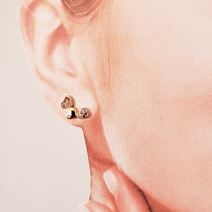 1-Brinco mini-earcuff corações com zircônias - banhado a ouro