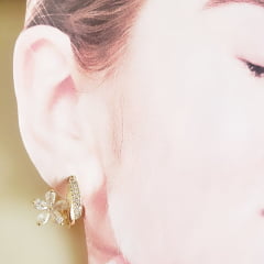 ZERO-*Brinco flowers com  zircônias 1  - banhado a ouro  