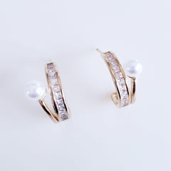 #Brinco meia argola com zircônias  pérola shell  1 - banhado a ouro  